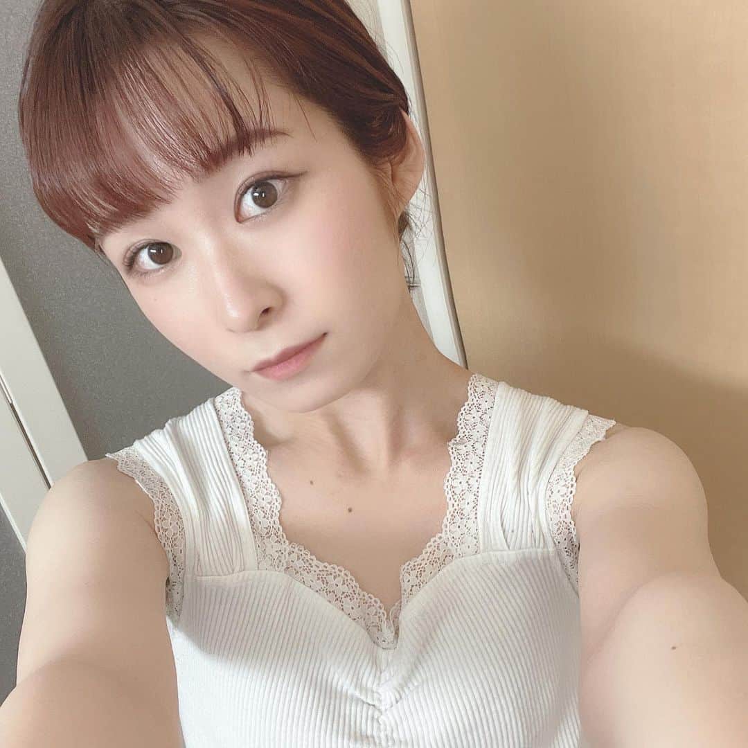 紫帆のインスタグラム：「今日も1日頑張りました。 おやすみなさい🌙.*·̩͙   #メイク #ナチュラルメイク #自撮り #写真 #お風呂 #ノースリーブ  #ボブ  #ボブアレンジ  #美容 #まとめ髪」