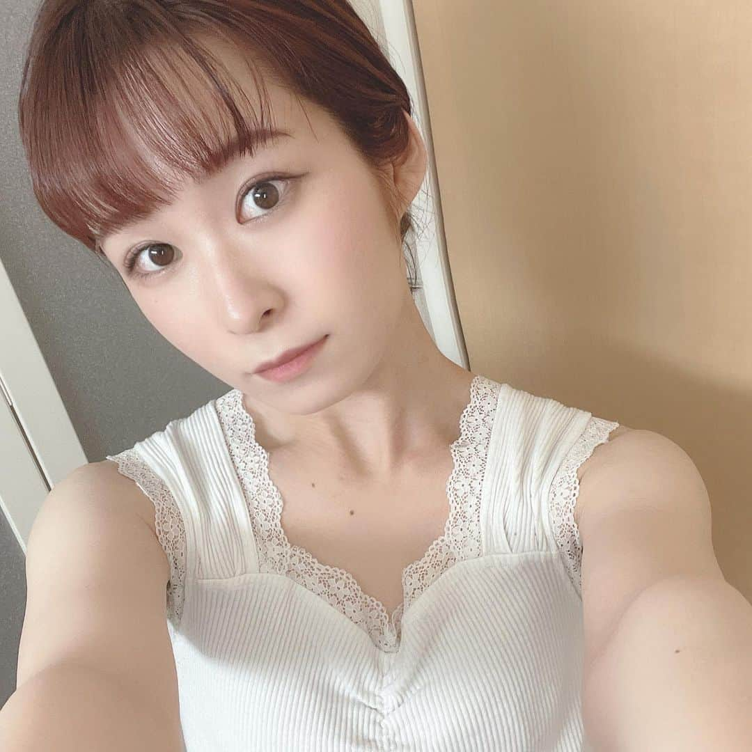 紫帆さんのインスタグラム写真 - (紫帆Instagram)「今日も1日頑張りました。 おやすみなさい🌙.*·̩͙   #メイク #ナチュラルメイク #自撮り #写真 #お風呂 #ノースリーブ  #ボブ  #ボブアレンジ  #美容 #まとめ髪」2月19日 23時59分 - shiho97_official