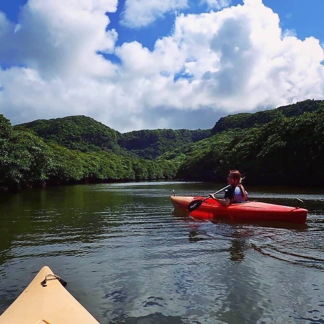 杉野遥奈さんのインスタグラム写真 - (杉野遥奈Instagram)「実は、私の両親は根っからの旅人で 父はヒッチハイクで日本一周、 母はバイクで日本一周してた時に 西表島で出会ったらしい。  父が島の魅力にハマり想定以上に長期滞在したおかげで 母に出会えたと聞いて、 ずっと行きたかった土地に初めて足を踏み入れた。  完全に魅了された😭 両親を巡り合わせてくれてありがとう。  ———  両親が西表島で出会った時滞在してた宿に行ったら、 35年前と同じオーナーのおばあちゃんと話せた。 当時は旅ブームで毎日50人位の旅人が泊まってたらしい。 旅友達が船で帰る度にダイブして見送るのが 父の日課だったらしく何度も楽しそうに話してたから、 旅って本当に「人生の財産」になるんだと学んだ✨  ちなみに当時父は26歳、母は24歳で それぞれ日本一周してたんだけど、 同じ歳で同じ土地に訪れ似た生き方を出来てるのが すごく嬉しい。  当時は会社員を辞めるのも 今以上に勇気がいることだったと思うのに、 自分の本心に従って勇気出して辞めて 旅に出てた両親が誇らしいな☺️💕  私も人生かけて旅をしていきます🌏 こんなに魅力的な土地が沢山あるのに 訪れないのはもったいない！！  そしてこの実体験を伝えることで、 もっと旅に出たり 自由に生きる人が増えることを願って…😌❤️  ━━━━━━━━━━━━━━━━━━ Follow : @haru0127x Me：#旅するフリーランス #ノマド #アドレスホッパー #webdesign  ✈️41カ国200都市以上旅暮らし 🌍コロナ終息後 #世界一周 ❤️#意識高い系自由人 ━━━━━━━━━━━━━━━━━━」2月19日 23時52分 - haru0127x