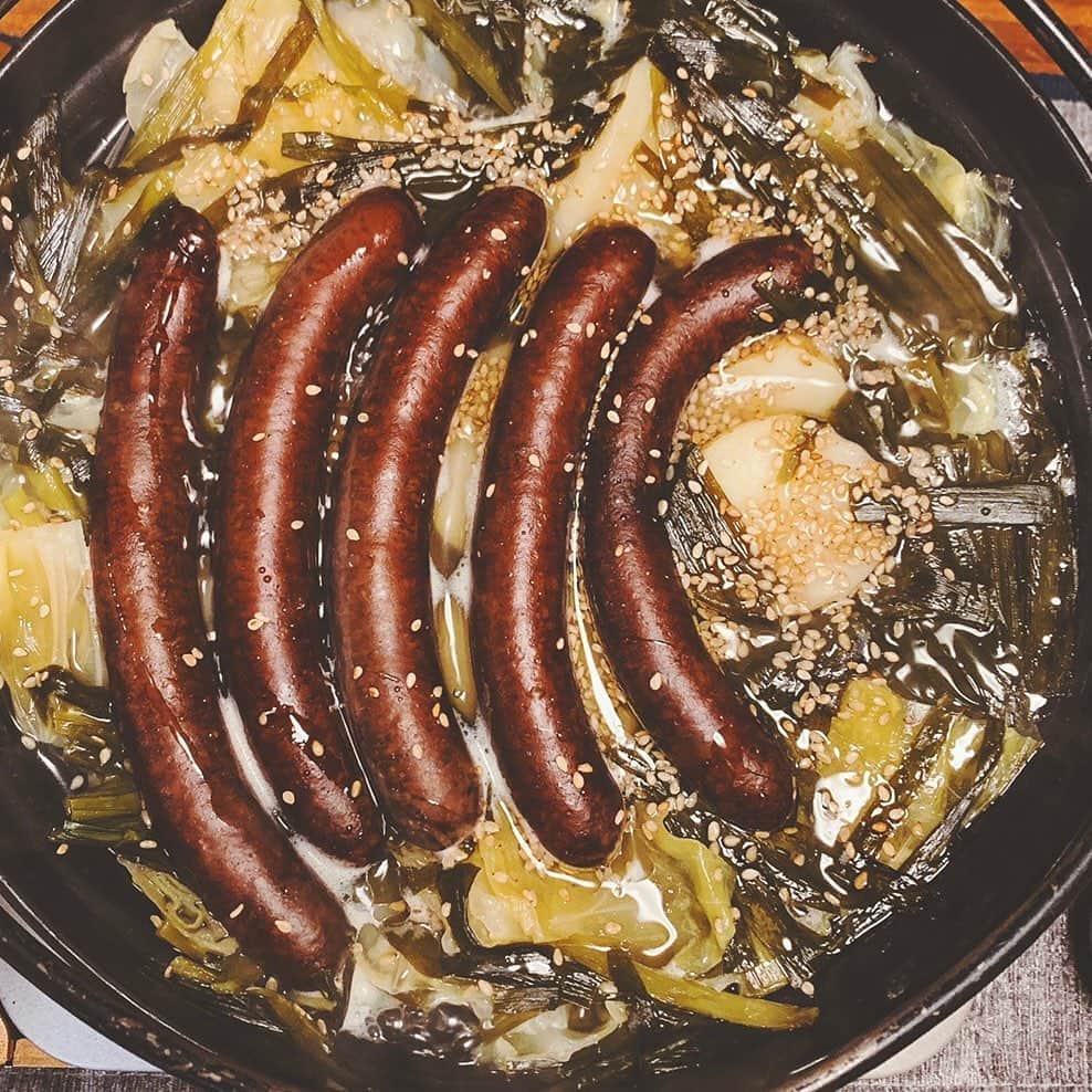 青山志穂のインスタグラム：「フードファイトな出張を終えて 帰ってくるというので 消化を助けてくれるキャベツを メインにした鍋にしてみた  ざくぎりキャベツとニラと 山梨県産の鹿肉のソーセージも入れてみた アニャナ塩田の塩だけで味付けして、仕上げに燻製オイルをたらりとひとまわし。  結果、美味しすぎて完食。 さらに出汁が美味しすぎて 締めにラーメンを作って 食べてしまうという。  胃に優しいごはんは何処へ…  #ジビエ #鹿肉 #キャベツ鍋 #燻製オイル #鍋 #アニャナ塩田 #塩 #ソルトコーディネーター #青山志穂 #いつもお疲れ様 #お土産ありがとう」
