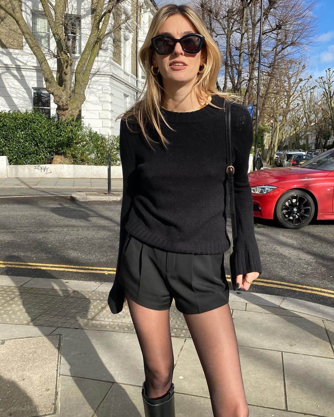 Camille Charriereさんのインスタグラム写真 - (Camille CharriereInstagram)「Out here throwing shade on the whole hood ~ 🐈‍⬛😎 @netaporter @ysl #ad #SAINTLAURENT #NETAPORTER」2月19日 23時56分 - camillecharriere