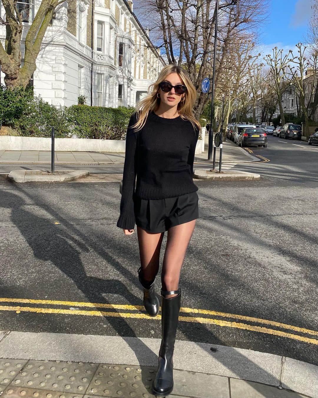 Camille Charriereのインスタグラム：「Out here throwing shade on the whole hood ~ 🐈‍⬛😎 @netaporter @ysl #ad #SAINTLAURENT #NETAPORTER」