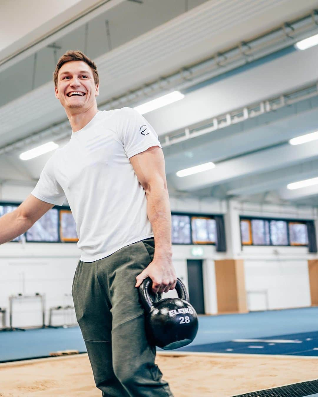 トーマス・レーラーさんのインスタグラム写真 - (トーマス・レーラーInstagram)「Out of the workout part of the week with a big smile. Kettlebell Swings, different lifts, sled work, slackline – enjoyed a diverse and javelin specialized circle training session with the team today. #trackandfield #javelin #leichtathletik #eleiko #weights #functionaltraining #kettlebell #corestability @eleikodach」2月19日 23時56分 - thomasroehler