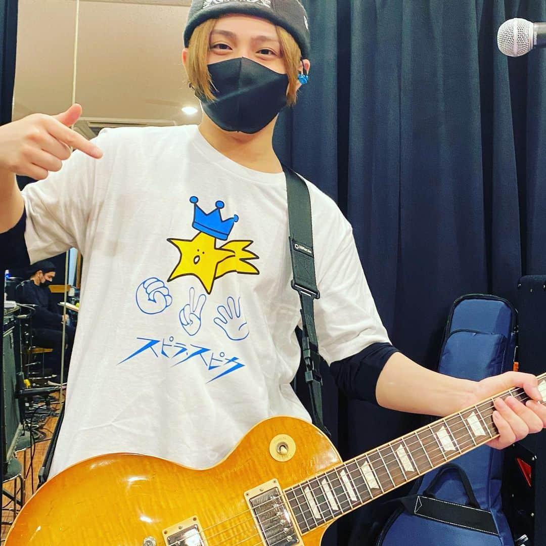 スピラ・スピカのインスタグラム：「2月27日にスピラ・スピカが出演するリスアニ！LIVE 2021のコラボTシャツ🌟  目指せっ‼️じゃんけんキングＴシャツ✊✌️✋👑  てらくんはXLを着用。  サイズ：M／L／XL 価格：各￥3,500（税込）  2月18日(木)18時より受注販売スタート！ 詳しくは“リスアニ！LIVE 2021”公式サイトをチェック！ https://www.lisani.jp/live/  ‪#スピスピ #スピラスピカ #リスアニ #ながれてもた君 #非公式キャラ #コラボTシャツ」