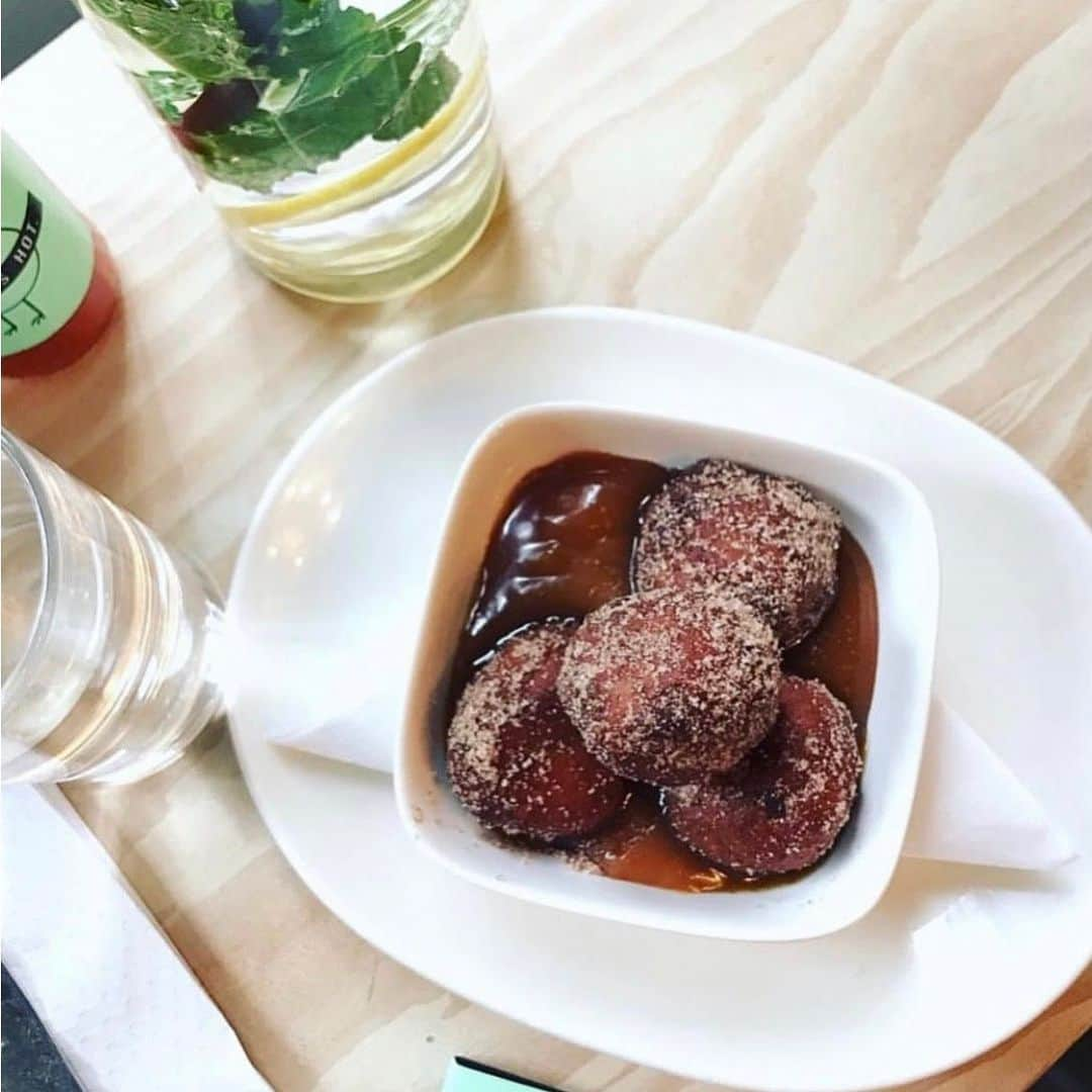 エッグショップのインスタグラム：「Self care. Apple cider mini donuts with caramel dipping sauce! #eggsyall #brunch」