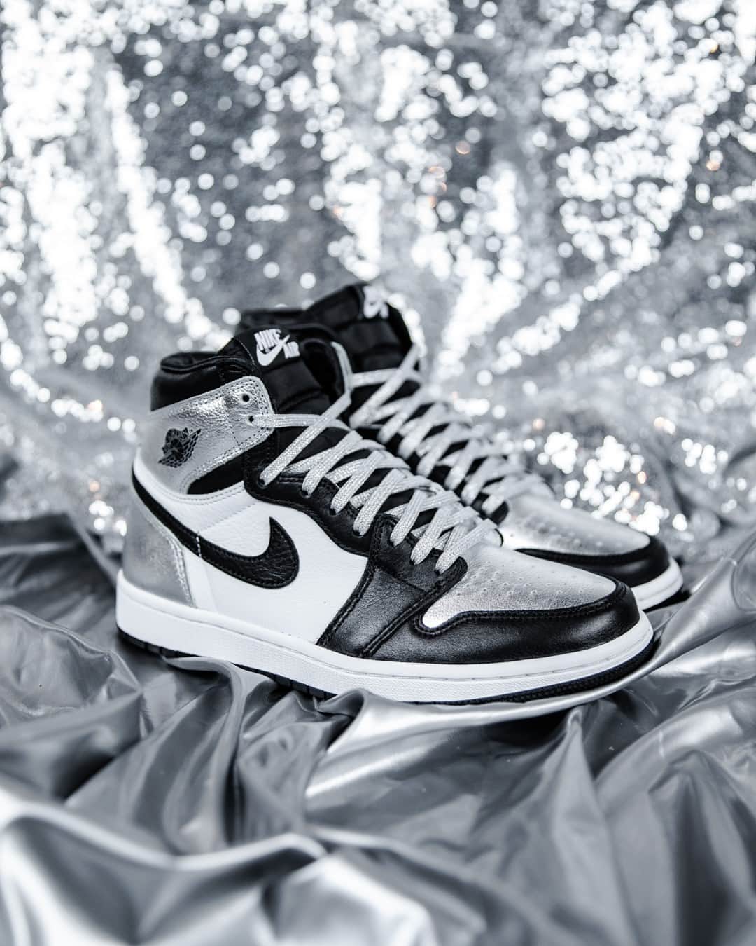 Foot Lockerのインスタグラム：「Strikingly Silver 🌐 Women's Air Jordan Retro 1 High 'Silver Toe' is now available.」
