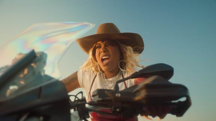 メジャー・レーザーのインスタグラム：「PRA TE MACHUCAR VIDEO OFICIAL. ASSISTA JÁ @LUDMILLA @ATTOOXXA @SUKUWARD」