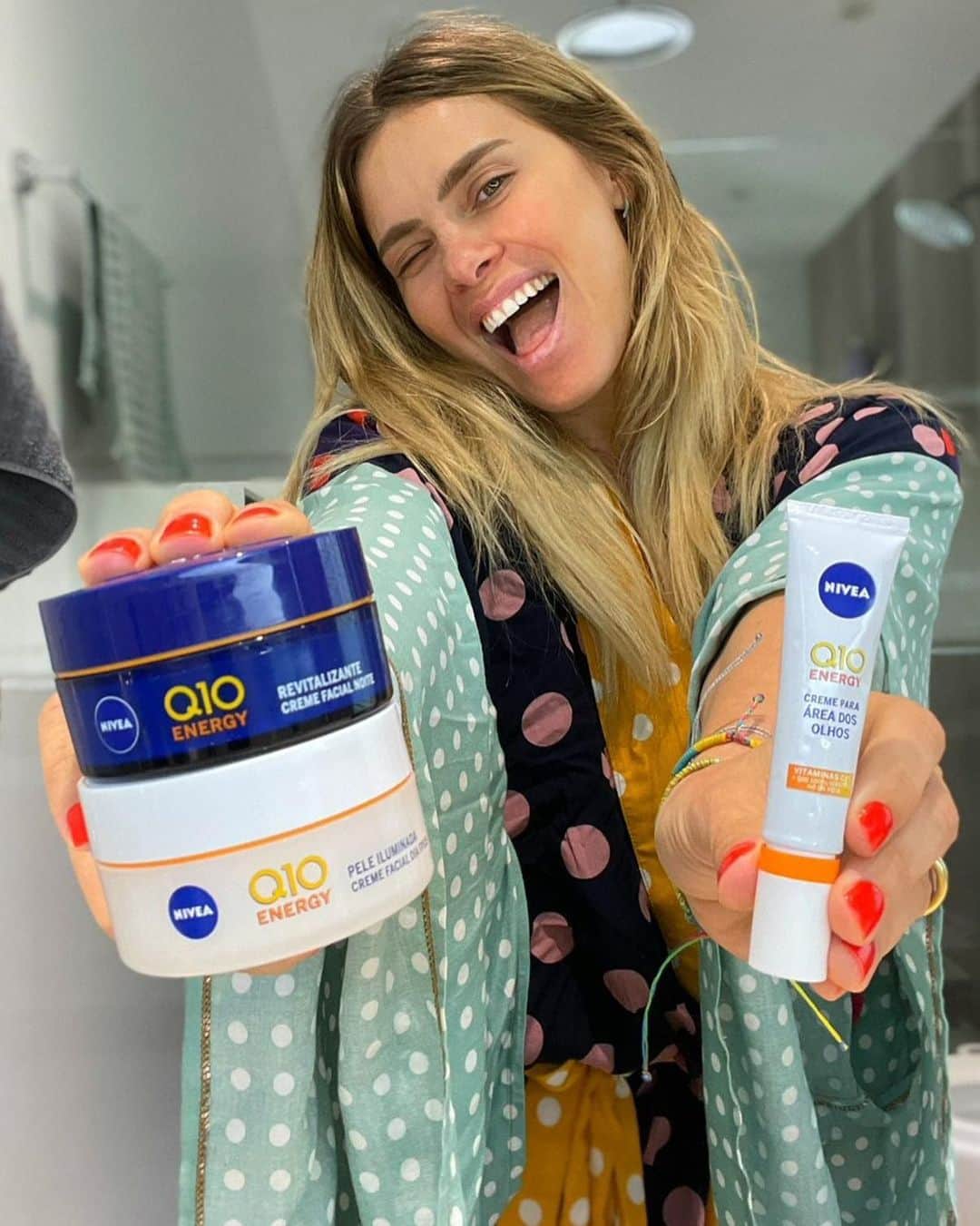 カロライナディークマンのインスタグラム：「Oi menines,  vocês já conhecem a linha  NIVEA Q10 Vitamina C  da @niveabrasil?  Eu tô experimentando  e AMANDO  sentir minha pele mais descansada e iluminada,  mesmo quando eu durmo pouco.  Só ela tem a combinação de três poderosos antioxidantes:  Q10,  Vitamina C  e Vitamina E,  que juntos ajudam na redução das marcas de expressão e dão aquela energizada na pele.  Além do cheirinho,  eles têm uma textura deliciosa!  E o custo-benefício é ótimo,  e isso é mega importante né?  Coloquei um vídeo nos stories explicando um pouquinho mais para vocês.  #publi @niveabrasil」