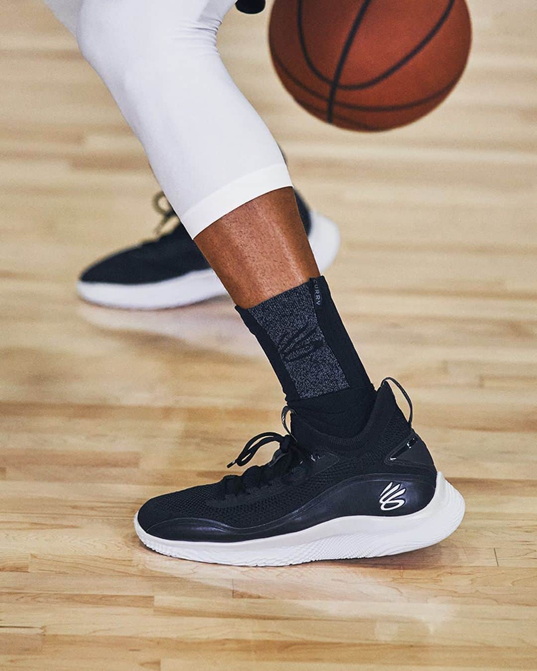 Under Armour Basketballさんのインスタグラム写真 - (Under Armour BasketballInstagram)「Silence the status quo. How do you give the best shooter in the game more open looks? You build him a 👟 that is lighter, grippier, bouncier, and quicker than ever before. The #Curry8 “Silent Flow” is available now through the link in bio.」2月20日 0時02分 - uabasketball
