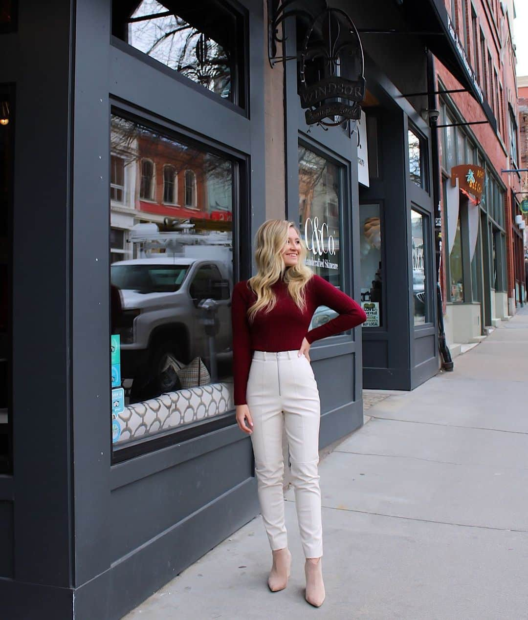 サシャ・カリスのインスタグラム：「Back on the road and off to Lake Toxoway! Let the adventure continue 🏔❄️ @windsorboutiquehotelavl  http://liketk.it/38Fue #liketkit @liketoknow.it #LTKSeasonal #LTKstyletip #LTKtravel Shop my daily looks by following me on the LIKEtoKNOW.it shopping app」