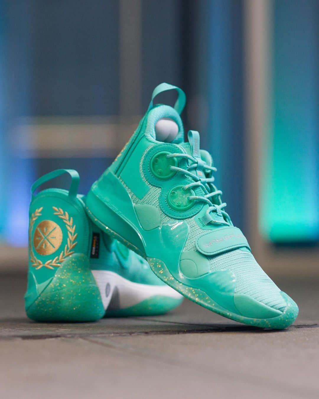 Foot Lockerのインスタグラム：「WAY OF WADE. The Li-Ning WOW 8 is now available in a variety of colors 🔥」