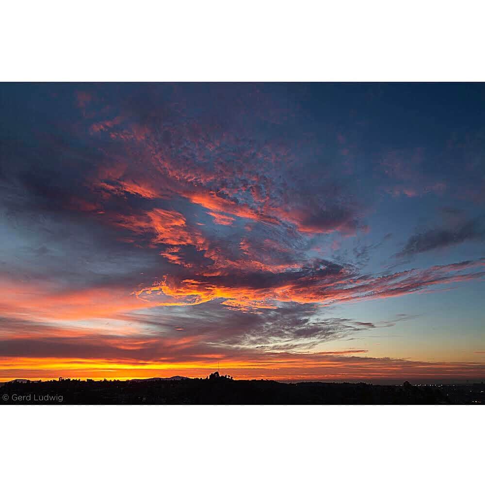 のインスタグラム：「Since moving into my new home here in the Mount Washington area of Los Angeles, I take great pleasure in capturing the morning light that breaks behind this impressive backdrop.   Taking images of sunrises was a big ‘no-no’ at National Geographic, being considered a ‘cheesy’ shot. However, I have made a joyful, personal project out of rising early to capture the sunrise at a time when I have been increasingly housebound due to the pandemic. As Southern California moves into cloudier months, we are set to witness many more striking sunrises. I look forward to capturing more of these moments as the early spring weather arrives overhead.   @thephotosociety #sunrise #clouds #losangeles」