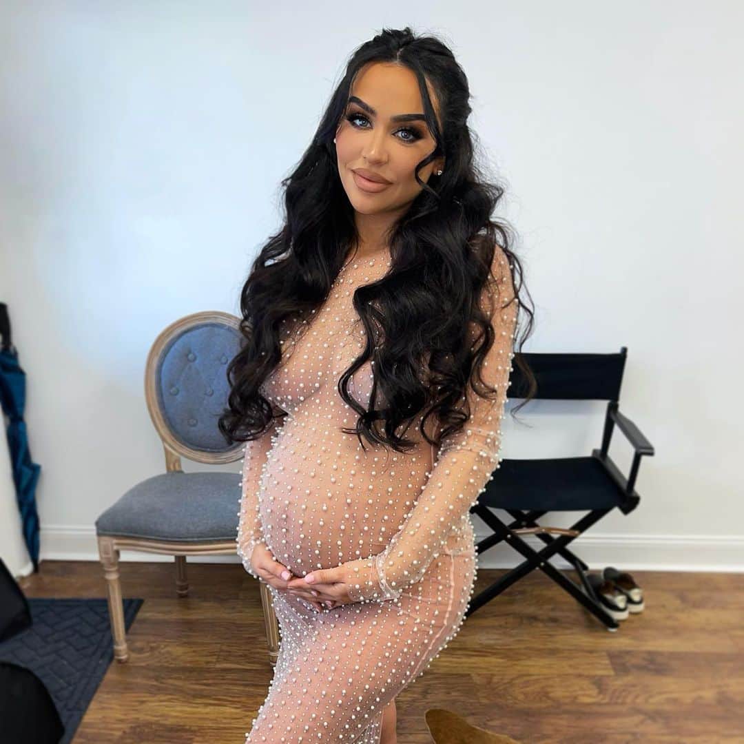 Carli Bybelさんのインスタグラム写真 - (Carli BybelInstagram)「Had the best time at my maternity shoot earlier in the week! Can’t wait to see the photos😭🤰🏻💙 hair tutorial for these curls will be up this weekend!! #32 weeks on Sunday... how 🤯」2月20日 0時10分 - carlibel