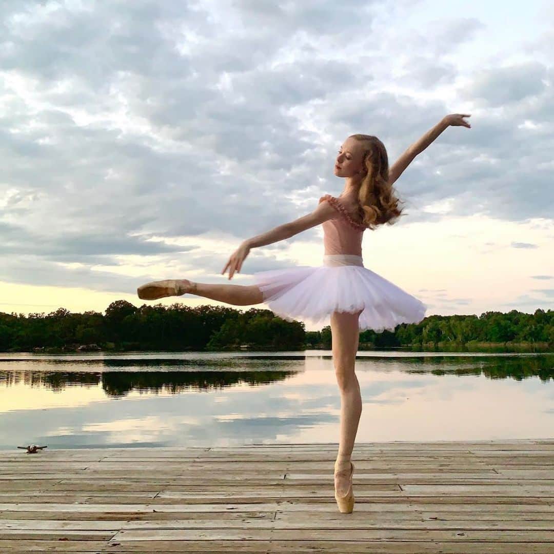 Ballet Is A WorldWide Languageさんのインスタグラム写真 - (Ballet Is A WorldWide LanguageInstagram)「That turnout 😍 @ibsiesballerina   #elisabethbeyer #worldwideballet ✨🤍👏🏻」2月20日 0時12分 - worldwideballet