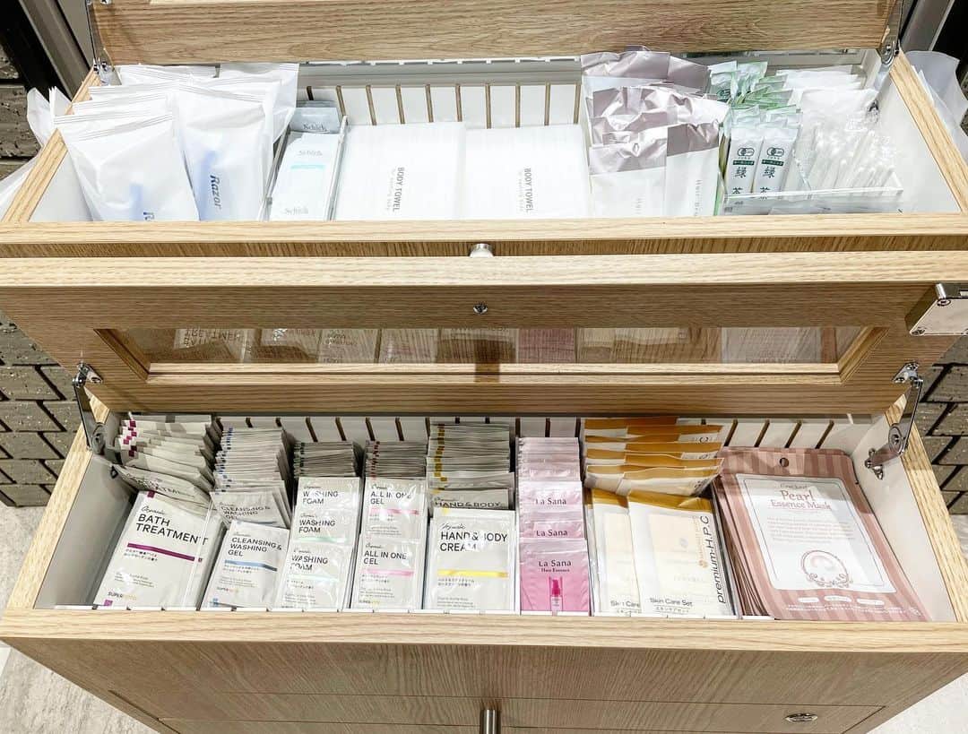 うえむらちかさんのインスタグラム写真 - (うえむらちかInstagram)「今日は、広島に新しくオープンするホテルをご紹介！﻿ ﻿ もうすぐ開幕！とあって、みんな遠征先のホテルが気になる時期かなと思いますが、広島のホテル業界も勿論力を入れています！﻿ ﻿ 3月3日に薬研堀通りにオープンする﻿  📍スーパーホテル広島天然温泉・薬研堀通り @super.hotel_official  @super.hotel_h.yagenbori  ﻿ 内装の至る所に「神楽」や「大久野島」、「カープ」、「旧市民球場」などの広島を感じられる写真が飾られており、ラウンジ兼レストランの照明にはオリジナルの真っ赤な照明カバーが設置されているなど、細かいところまで憎い演出が見受けられます⚾︎﻿ ﻿ ワインやカクテルなどのお酒やソフトドリンクを無料で楽しめるウェルカムバーで勝鯉の美酒を味わった後は🍹﻿ ﻿ 広島県の #善入寺温泉 から運搬した #天然温泉「縮景の湯」でゆっくりと日頃の疲れを癒やしてみてはいかがでしょうか？♨️﻿ ﻿ 翌朝の、健康朝食ビュッフェでは🥣﻿ デザートに #チチヤス が出たり﻿ 焼きたてのパンが食べられて最高でした🥐﻿ ﻿ ﻿ #スーパーホテル﻿ #superhotel #hiroshimahotel #広島ホテル #広島観光 #広島﻿旅 #広島 #広島の推しスポットを熱く応援する」2月20日 0時12分 - uemurachika
