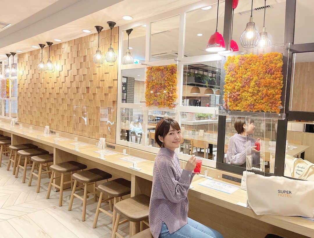 うえむらちかさんのインスタグラム写真 - (うえむらちかInstagram)「今日は、広島に新しくオープンするホテルをご紹介！﻿ ﻿ もうすぐ開幕！とあって、みんな遠征先のホテルが気になる時期かなと思いますが、広島のホテル業界も勿論力を入れています！﻿ ﻿ 3月3日に薬研堀通りにオープンする﻿  📍スーパーホテル広島天然温泉・薬研堀通り @super.hotel_official  @super.hotel_h.yagenbori  ﻿ 内装の至る所に「神楽」や「大久野島」、「カープ」、「旧市民球場」などの広島を感じられる写真が飾られており、ラウンジ兼レストランの照明にはオリジナルの真っ赤な照明カバーが設置されているなど、細かいところまで憎い演出が見受けられます⚾︎﻿ ﻿ ワインやカクテルなどのお酒やソフトドリンクを無料で楽しめるウェルカムバーで勝鯉の美酒を味わった後は🍹﻿ ﻿ 広島県の #善入寺温泉 から運搬した #天然温泉「縮景の湯」でゆっくりと日頃の疲れを癒やしてみてはいかがでしょうか？♨️﻿ ﻿ 翌朝の、健康朝食ビュッフェでは🥣﻿ デザートに #チチヤス が出たり﻿ 焼きたてのパンが食べられて最高でした🥐﻿ ﻿ ﻿ #スーパーホテル﻿ #superhotel #hiroshimahotel #広島ホテル #広島観光 #広島﻿旅 #広島 #広島の推しスポットを熱く応援する」2月20日 0時12分 - uemurachika