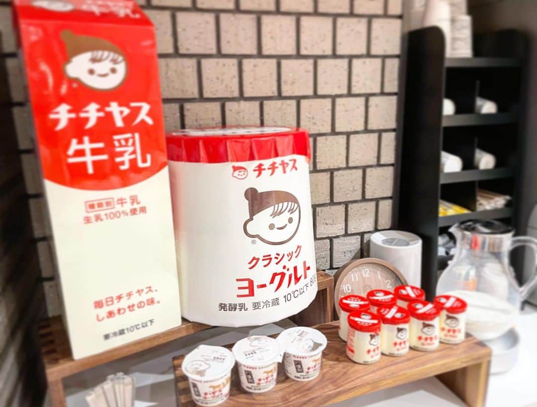 うえむらちかさんのインスタグラム写真 - (うえむらちかInstagram)「今日は、広島に新しくオープンするホテルをご紹介！﻿ ﻿ もうすぐ開幕！とあって、みんな遠征先のホテルが気になる時期かなと思いますが、広島のホテル業界も勿論力を入れています！﻿ ﻿ 3月3日に薬研堀通りにオープンする﻿  📍スーパーホテル広島天然温泉・薬研堀通り @super.hotel_official  @super.hotel_h.yagenbori  ﻿ 内装の至る所に「神楽」や「大久野島」、「カープ」、「旧市民球場」などの広島を感じられる写真が飾られており、ラウンジ兼レストランの照明にはオリジナルの真っ赤な照明カバーが設置されているなど、細かいところまで憎い演出が見受けられます⚾︎﻿ ﻿ ワインやカクテルなどのお酒やソフトドリンクを無料で楽しめるウェルカムバーで勝鯉の美酒を味わった後は🍹﻿ ﻿ 広島県の #善入寺温泉 から運搬した #天然温泉「縮景の湯」でゆっくりと日頃の疲れを癒やしてみてはいかがでしょうか？♨️﻿ ﻿ 翌朝の、健康朝食ビュッフェでは🥣﻿ デザートに #チチヤス が出たり﻿ 焼きたてのパンが食べられて最高でした🥐﻿ ﻿ ﻿ #スーパーホテル﻿ #superhotel #hiroshimahotel #広島ホテル #広島観光 #広島﻿旅 #広島 #広島の推しスポットを熱く応援する」2月20日 0時12分 - uemurachika