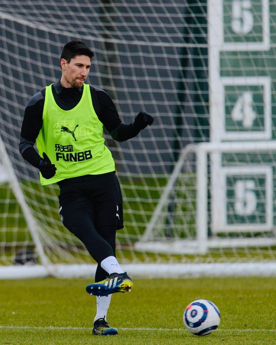 フェデリコ・フェルナンデスのインスタグラム：「Getting better @nufc」