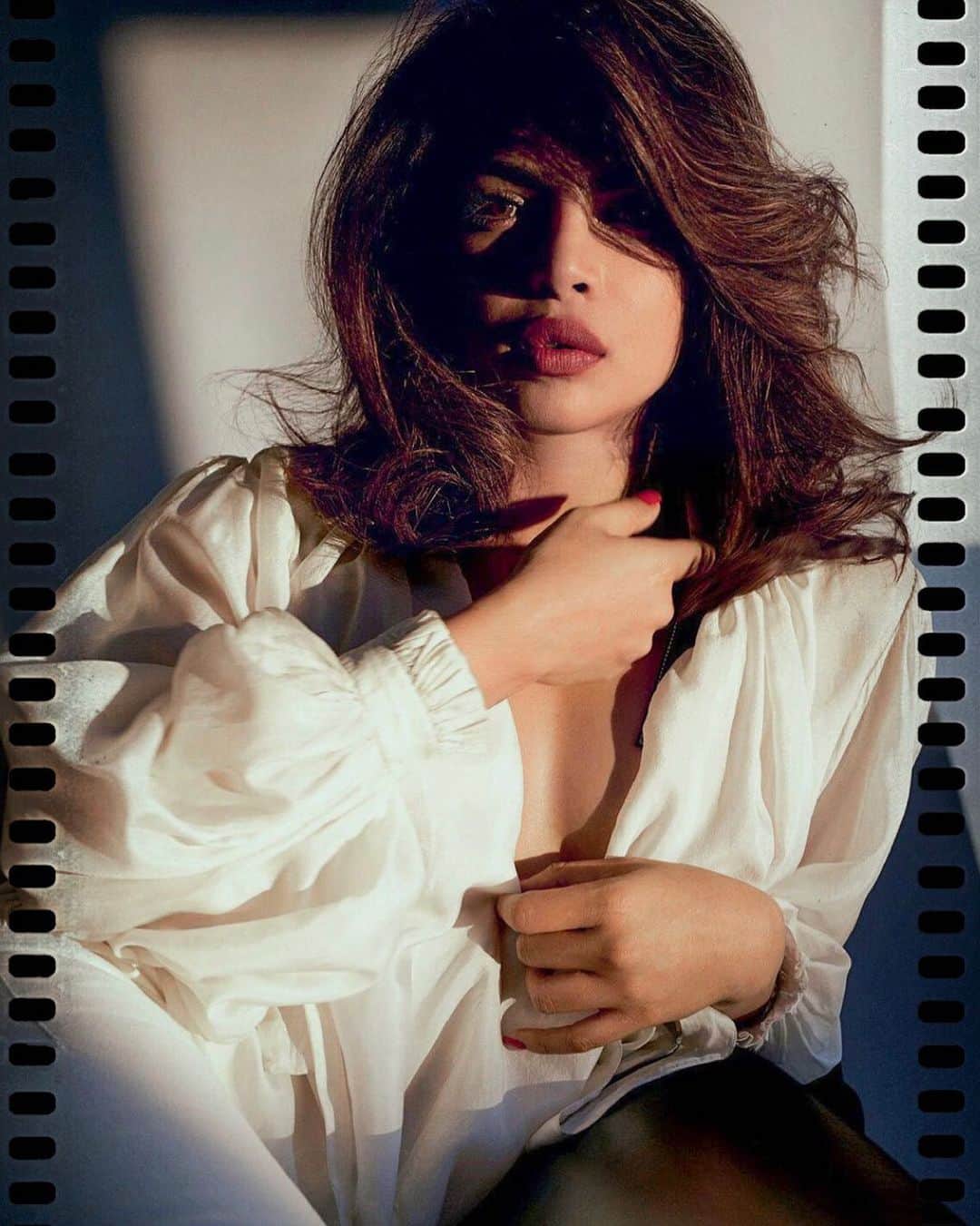 プリヤンカー・チョープラーのインスタグラム：「This picture is 60% hair and 40% lips and I’m here for it 😂 #fbf  @harpersbazaararabia, 2018  📸 @davidslijper Styling @sarahgorereeves Makeup @yumi_mori Hair @owengould Nails @ginaedwards_」