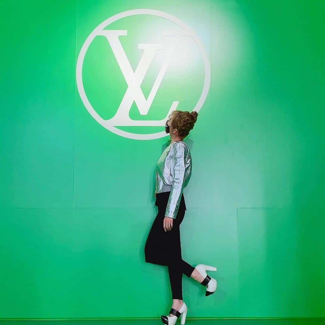 mycoのインスタグラム：「今日19日は　﻿@louisvuitton のSS21のショーに行ってきたよ💚﻿ モデルさんも素敵で新作とても可愛かった！﻿ 頼んだお品が届くの待ち遠しいな。﻿ ﻿ 髪の毛ツイン団子だぜぃ🍡﻿ アラフォーでこんなんしてたら逮捕されるね🤣﻿ ﻿ 丹青会も今日だったのでお買い物DAY🛍﻿ 今月は出張多くて頑張ったので息抜きできた！﻿ ﻿ ﻿ 20日から3日間ポカポカみたいだね。﻿ 今年の2月はあったかいね！！﻿ ﻿ ﻿ あー聞いて💚おまたせしちゃったのだけど﻿ 私書箱できました📮﻿ これでお手紙受け取れる💚﻿ ﻿ 〒107-0052﻿ 東京都赤坂5-5-9赤坂スバルビル1F﻿ MBE151  myco宛﻿ ﻿ 生もの食べ物飲み物は🆖﻿ 何かあればDMでご相談下さいませ！  受け取ったものはインスタでご紹介するかも﻿ しれないのでよろしくお願いします💚  #louisvuittonss21 #ootd #fashionshow #springsummer2021 #lvss21 #ss21 #lvmenss21 #louisvuittonmen #virgilabloh #louisvuitton #louisvuittonvivienne #ヴィヴィエンヌ #ヴィヴィエンヌちゃん #lvvivienne #louisvuittonviviennedoll」