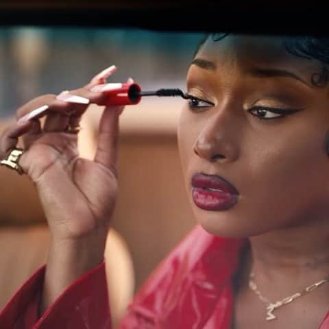 Revlonのインスタグラム：「Happy #NationalLashDay!💥 We thought we'd celebrate in style with @theestallion and @sofiacarson, wearing our NEW #RevlonSoFierce Big Bad Lash   Have you tried it yet? Tell us your thoughts below!」