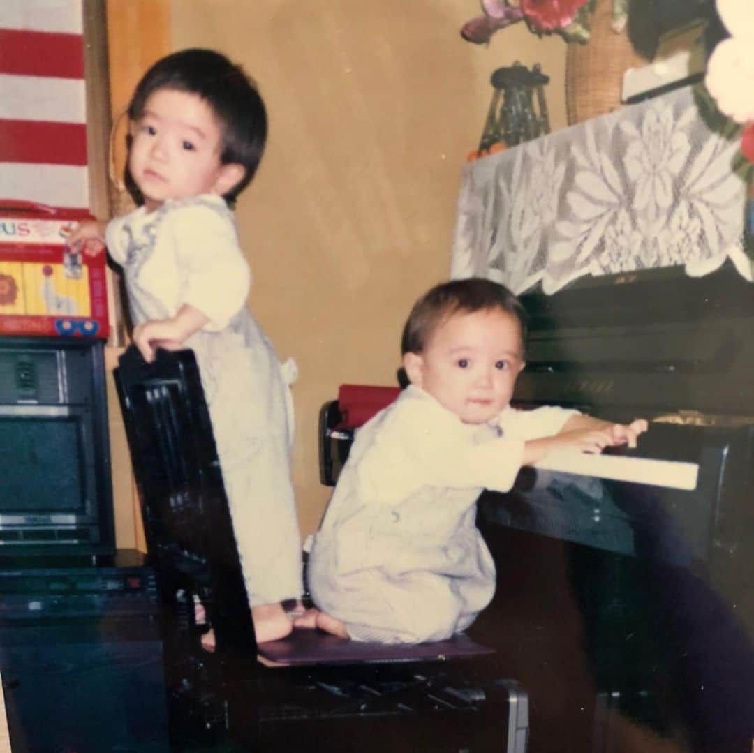 三原健司のインスタグラム：「またひとつ歳を重ねました  生まれてこのかた、ずーっと康司と遊んでる。サッカーボールやバスケットボール、オセロやゲーム機が楽器に変わっただけやねんな。  これからも弟が作る曲にワクワクさせられ、面白い遊びを考えていく人生を作っていきます。  31歳の三原兄弟、これからもよろしく　康司誕生日おめでとう🎈  #フレデリック」
