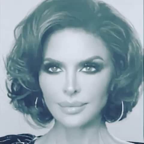 リサ・リナのインスタグラム：「Lisa Thee Rinna. 😂This made me laugh and I still can’t figure out how it was done. 😂 @njm8686  #savage #classy #bougie #rachet」