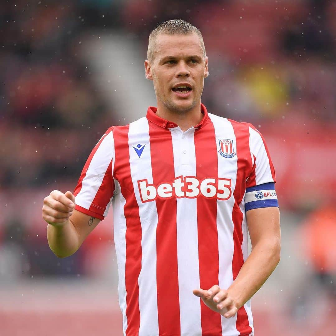 チャーリー・アダムさんのインスタグラム写真 - (チャーリー・アダムInstagram)「What a legend on and off the pitch. I seen for 7 years all the hard work and dedication you put into @stokecity. A captain that inspired us every week and I can also call you a friend. We were always a better team with you in it. Good luck with @intermiamicf 👍」2月20日 0時36分 - charlie26adam