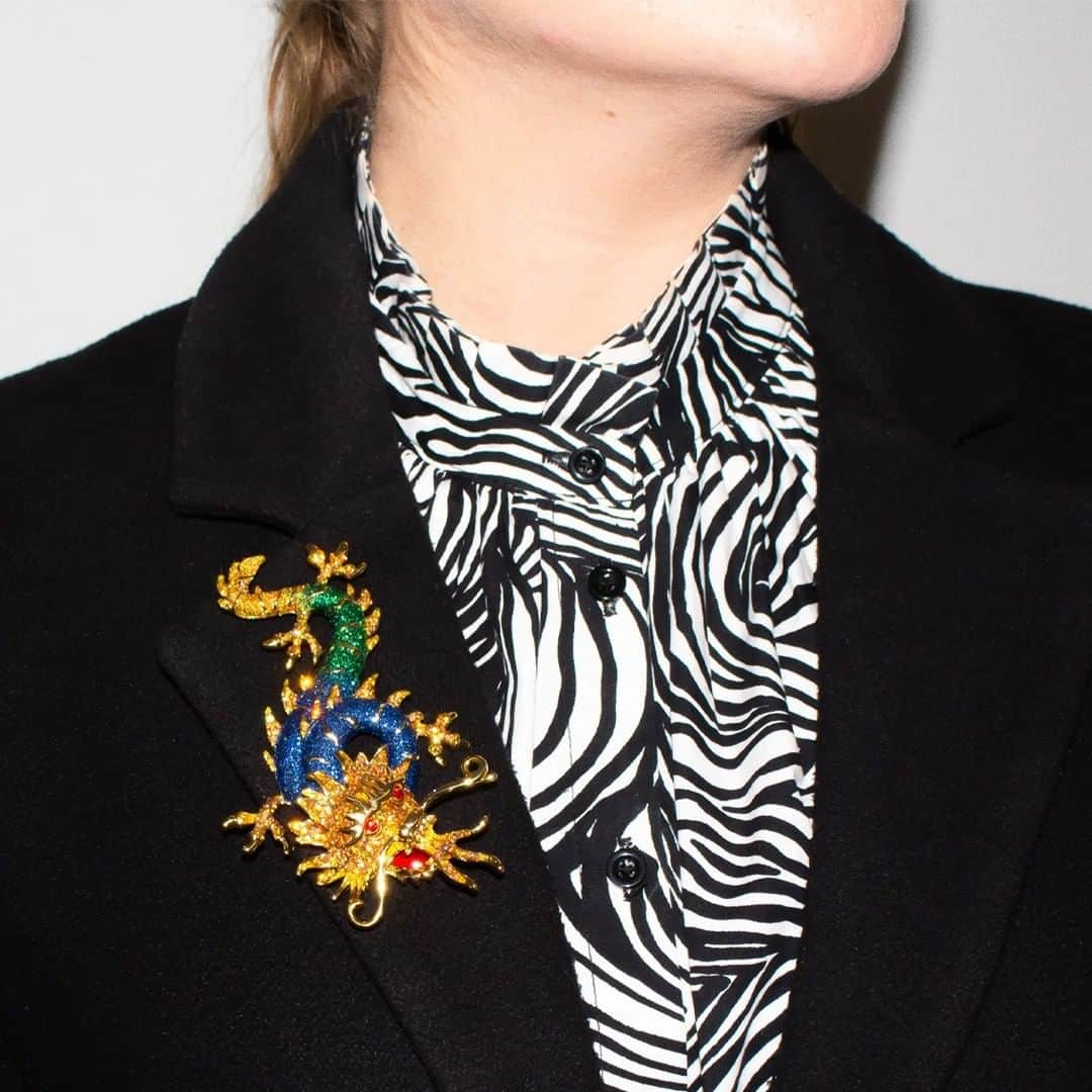 バトラー&ウィルソンのインスタグラム：「Make a bold statement with our Chinese Dragon Brooch is a new glitter finish 🐉✨」