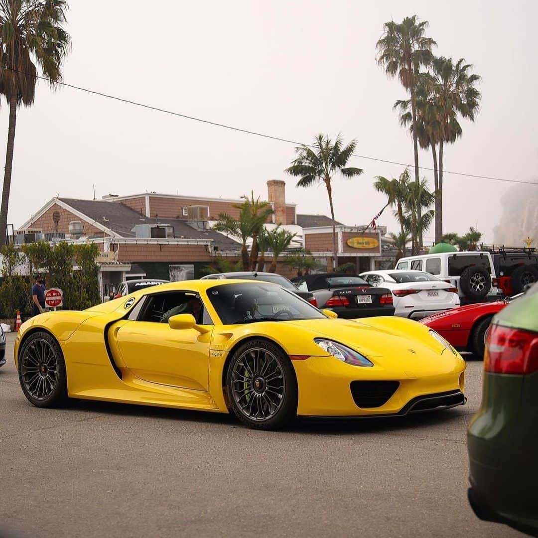 CarsWithoutLimitsさんのインスタグラム写真 - (CarsWithoutLimitsInstagram)「Mellow Yellow Porsche 918 ⚡️ Photos @nathanlovesbacon   #carswithoutlimits #porsche #918」2月20日 0時40分 - carswithoutlimits