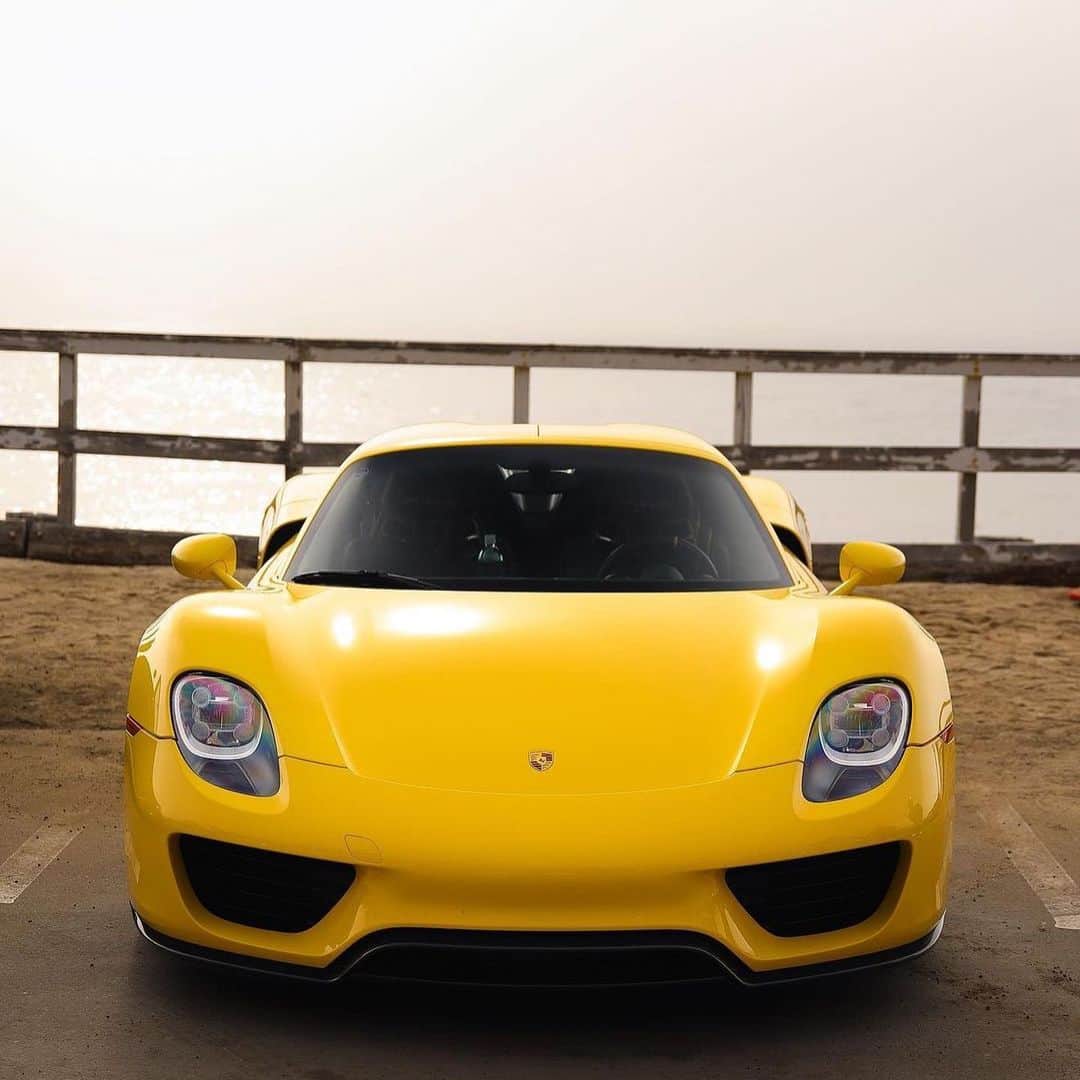 CarsWithoutLimitsさんのインスタグラム写真 - (CarsWithoutLimitsInstagram)「Mellow Yellow Porsche 918 ⚡️ Photos @nathanlovesbacon   #carswithoutlimits #porsche #918」2月20日 0時40分 - carswithoutlimits