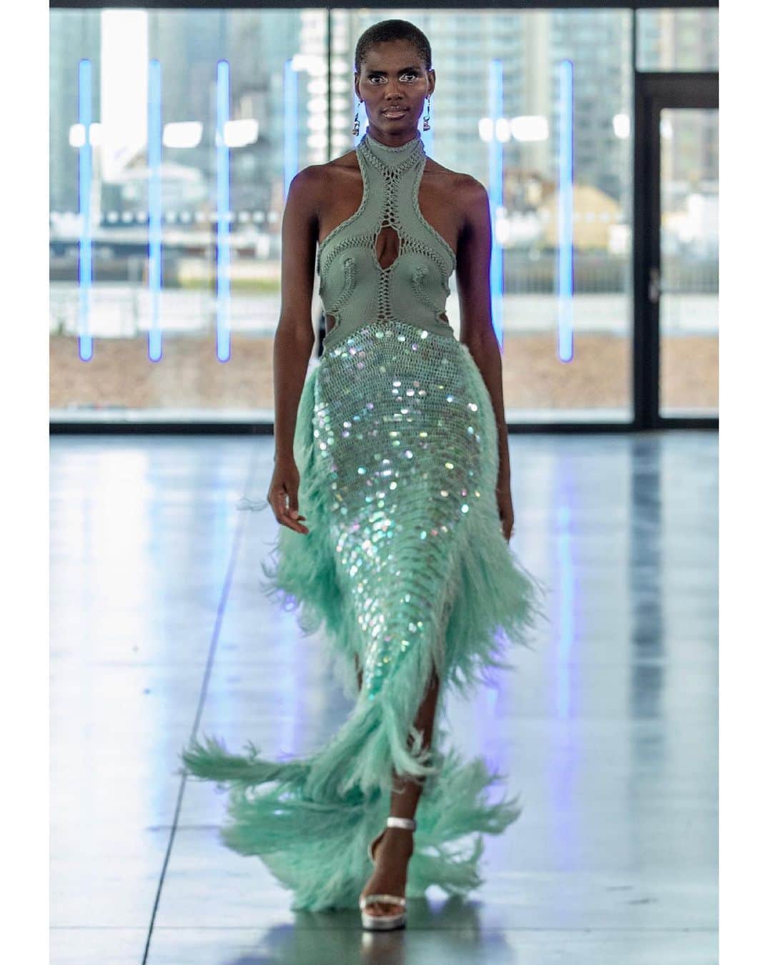 マークファストのインスタグラム：「Thank you to my amazing team for putting this show together🧜‍♀️💫✨ “Winter Ocean Dive” styling @calvinopaleye ✨ hair @mariakovacs @randcouk ✨MU @pablo_rodriguez_makeup @illamasqua ✨casting @noah__shelley ✨ jewellery @coupdecoeurlondon ✨nails @nails_bymichaelajohnson ✨ music @izzylindqwister ✨ production @ant_waller ✨ 📸 @itschrisyates ✨」