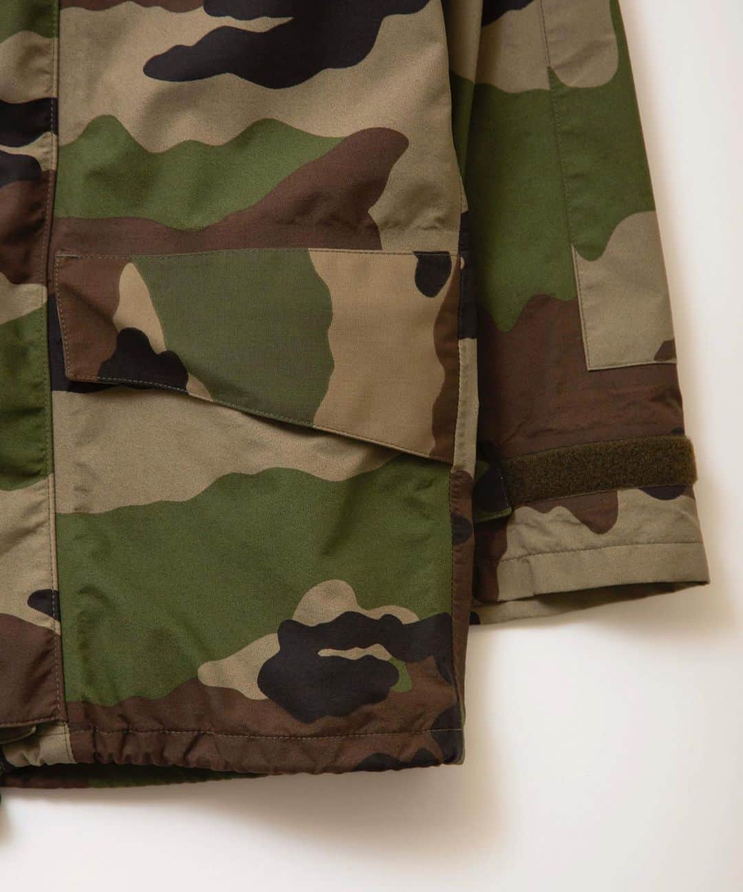 ファクトタムさんのインスタグラム写真 - (ファクトタムInstagram)「﻿ ﻿ French Army CCE Camo Field Jacket﻿ ﻿ フランス軍で採用されていたCCE Camo と呼ばれる落ち着いた色目が特徴のカモフラージュ柄で、現在は生産されていない柄、透湿防水素材のフィールドジャケットです。﻿ ﻿ ﻿ ﻿ ———﻿ ﻿ 「FACTOTUM VINTAGE POP-UP #02」﻿ ﻿ ﻿ ﻿ FACTOTUM LAB STOREのコンセプトであるRelease・Respect・Remake・Reviveの4Rにかけた ポップアップイベントを開催します。﻿ ﻿ FACTOTUM VINTAGE POP-UPと名目して、Respectにあたるシーズンテーマのインスパイアされた参考資料である デザイナー有働の所有する古着たちを開放します。﻿ ﻿ 二回となる今回は今また注目を浴びるミリタリーウェアを中心としたアイテム達が並びます。 ﻿ U.S.ものからフランス軍、スウェーデン軍などヨーロッパミリタリーも多数登場。﻿ デザイナー有働幸司の奇跡を辿るイベントとなっております。﻿ ﻿ 皆様のご来場を心よりお待ち申し上げております。﻿ ﻿ ﻿ ーFACTOTUM VINTAGE POP-UP #02ー﻿ ﻿ ﻿ ■日時﻿ 2021年﻿ 2月19日(金)~2月21日(日)﻿ 2月26日(金)~2月28日(日)﻿ 12:00~19:00﻿ ※2月19日(金)の19:00からFACTOTUM ONLINE STOREでも販売開始﻿ ﻿ ﻿ ■会場﻿ FACTOTUM LAB STORE﻿ 東京都渋谷区恵比寿西2-17-16﻿ 代官山TKビル101号﻿ ﻿ ﻿ ﻿ #FACTOTUM﻿ #vintage﻿ #military﻿ #frencharmy﻿ #fieldjacket﻿ #ファクトタム﻿ #ヴィンテージ﻿ #ミリタリー﻿ #フレンチアーミー﻿ #フィールドジャケット﻿ #古着﻿ #代官山﻿ #恵比寿﻿ @factotum.official﻿ @factotum.shop ﻿ @kojiudo」2月20日 0時46分 - factotum.official