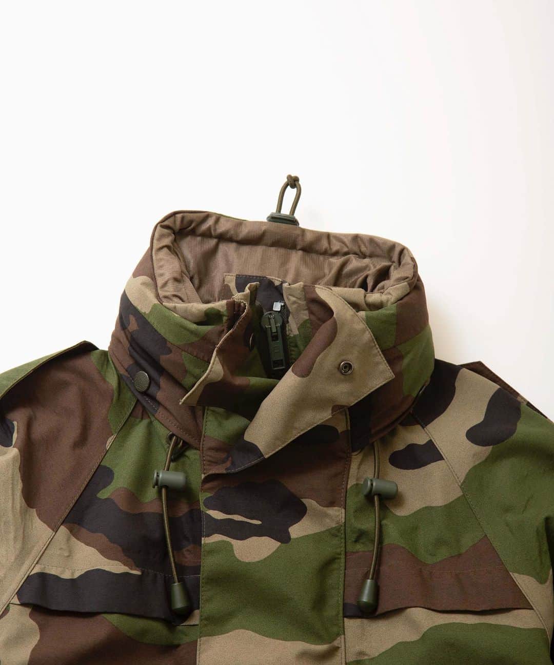 ファクトタムさんのインスタグラム写真 - (ファクトタムInstagram)「﻿ ﻿ French Army CCE Camo Field Jacket﻿ ﻿ フランス軍で採用されていたCCE Camo と呼ばれる落ち着いた色目が特徴のカモフラージュ柄で、現在は生産されていない柄、透湿防水素材のフィールドジャケットです。﻿ ﻿ ﻿ ﻿ ———﻿ ﻿ 「FACTOTUM VINTAGE POP-UP #02」﻿ ﻿ ﻿ ﻿ FACTOTUM LAB STOREのコンセプトであるRelease・Respect・Remake・Reviveの4Rにかけた ポップアップイベントを開催します。﻿ ﻿ FACTOTUM VINTAGE POP-UPと名目して、Respectにあたるシーズンテーマのインスパイアされた参考資料である デザイナー有働の所有する古着たちを開放します。﻿ ﻿ 二回となる今回は今また注目を浴びるミリタリーウェアを中心としたアイテム達が並びます。 ﻿ U.S.ものからフランス軍、スウェーデン軍などヨーロッパミリタリーも多数登場。﻿ デザイナー有働幸司の奇跡を辿るイベントとなっております。﻿ ﻿ 皆様のご来場を心よりお待ち申し上げております。﻿ ﻿ ﻿ ーFACTOTUM VINTAGE POP-UP #02ー﻿ ﻿ ﻿ ■日時﻿ 2021年﻿ 2月19日(金)~2月21日(日)﻿ 2月26日(金)~2月28日(日)﻿ 12:00~19:00﻿ ※2月19日(金)の19:00からFACTOTUM ONLINE STOREでも販売開始﻿ ﻿ ﻿ ■会場﻿ FACTOTUM LAB STORE﻿ 東京都渋谷区恵比寿西2-17-16﻿ 代官山TKビル101号﻿ ﻿ ﻿ ﻿ #FACTOTUM﻿ #vintage﻿ #military﻿ #frencharmy﻿ #fieldjacket﻿ #ファクトタム﻿ #ヴィンテージ﻿ #ミリタリー﻿ #フレンチアーミー﻿ #フィールドジャケット﻿ #古着﻿ #代官山﻿ #恵比寿﻿ @factotum.official﻿ @factotum.shop ﻿ @kojiudo」2月20日 0時46分 - factotum.official