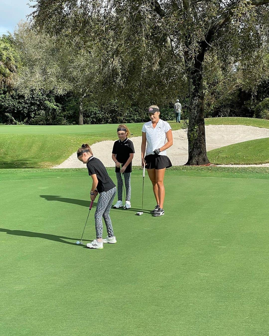 レクシー・トンプソンさんのインスタグラム写真 - (レクシー・トンプソンInstagram)「Had an amazing time with these two little girls, Lilly and Grace. Amazed by their games and they just put a smile on my face . #soblessed #growthegame」2月20日 0時46分 - lexi