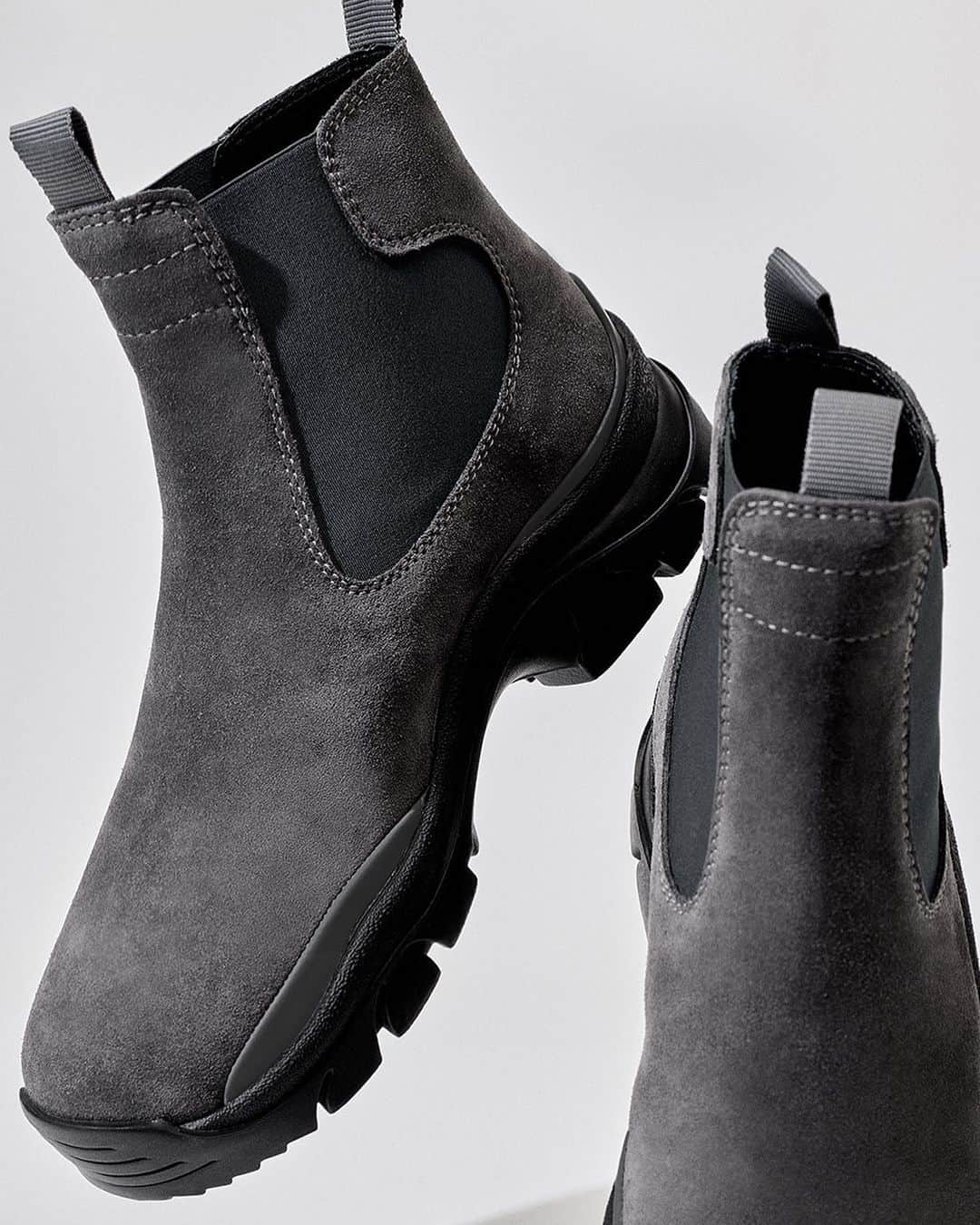 ジョン エリオットのインスタグラム：「Available now - The Caldera Chelsea Boot returns in Shark suede. Made in Northern Italy, near Florence, key design details include a custom last, soft calf suede upper, rubberized leather rand, performance outdoor hiking sole, and green branded insole. Link in stories.」