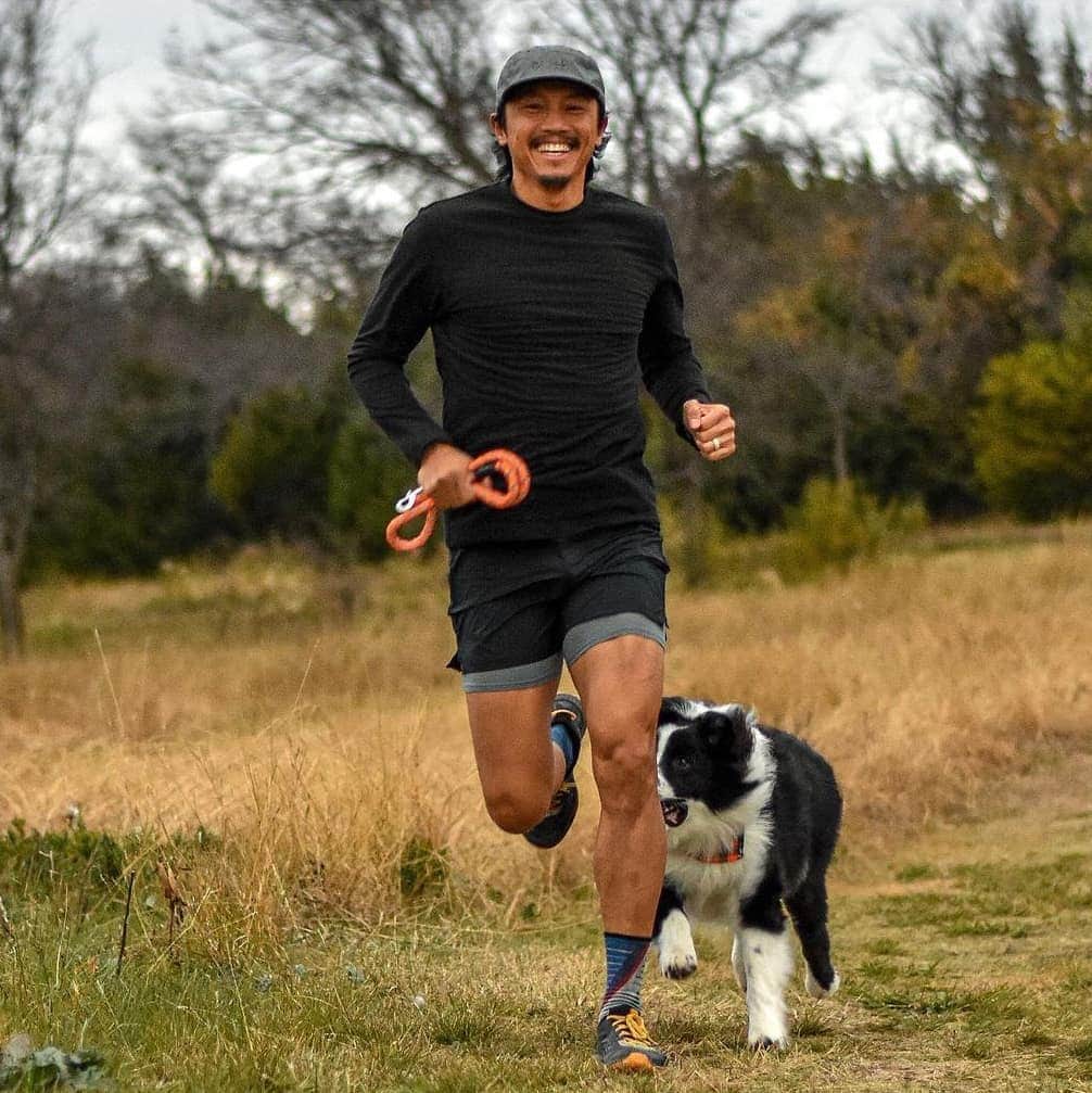 ホカオネオネのインスタグラム：「Running towards the weekend like @ultraninjarunnr. #TimeToFly」