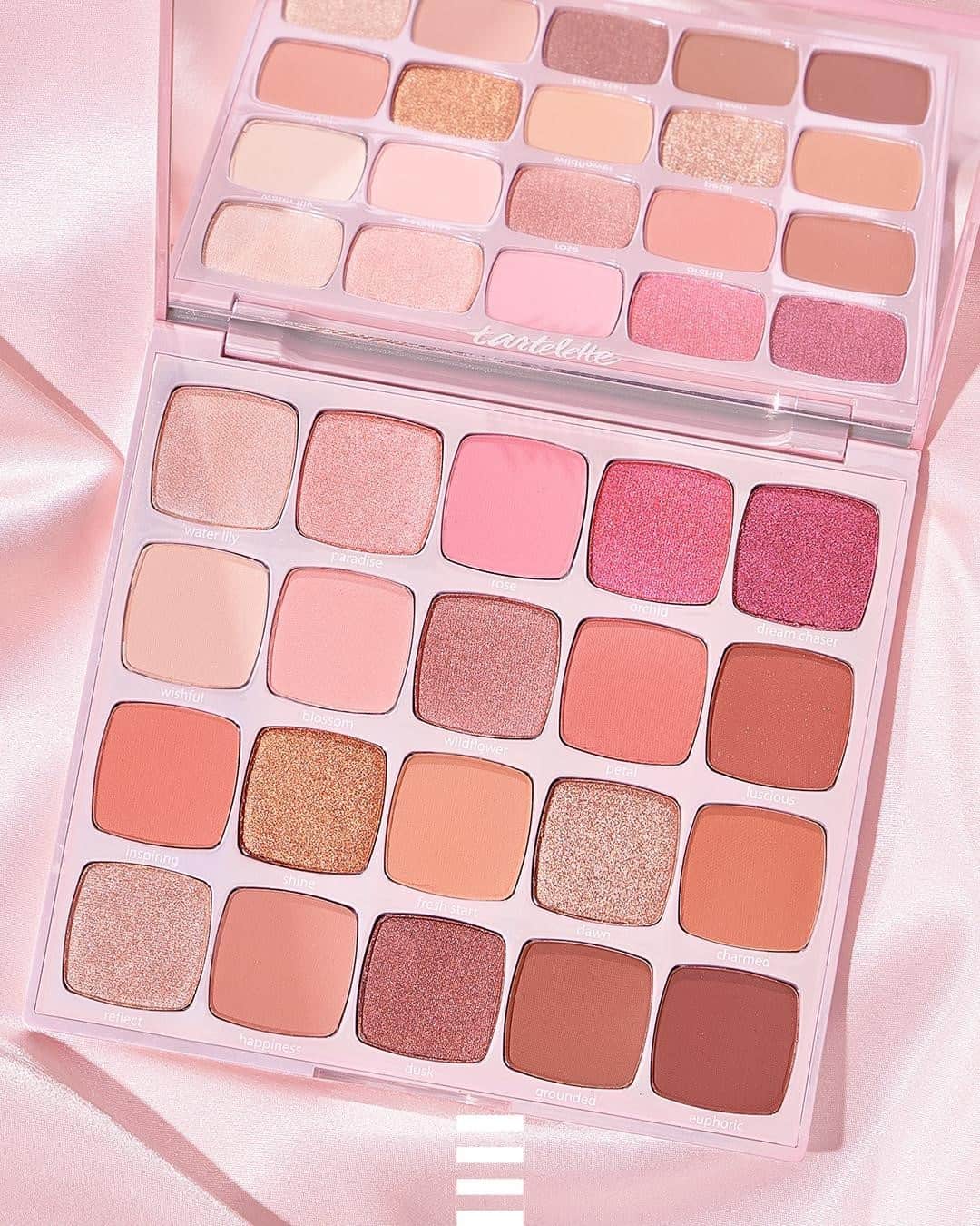 のインスタグラム：「Commente pleins de 💗 si la palette XXL Tartelette Juicy Amazonian Clay de @tartecosmetics et ses 20 fards inédits te font clairement de l'œil 👀  Uniquement chez SEPHORA. #SephoraFrance #SephoraLovesTarte」