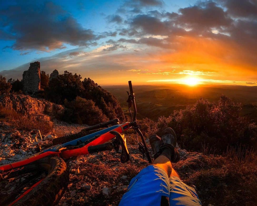 goproさんのインスタグラム写真 - (goproInstagram)「Photo of the Day: Summited just in time for #sunrise 🌅 Lido Hans Lattanzi  @goproit #GoProIT #GoPro #GoProMTB #POV」2月20日 1時00分 - gopro