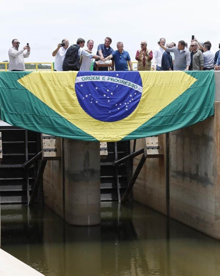 ジルマ・ルセフのインスタグラム：「O Presidente Jair Bolsonaro esteve em Sertânia (PE), na manhã desta sexta (19), para participar da cerimônia de acionamento das comportas do 1º trecho do Ramal do Agreste. A estrutura vai distribuir a água do Eixo Leste do projeto do Rio São Francisco para 2,2 milhões de pessoas. Fotos: Clauber Cleber Caetano e Alan Santos/PR」