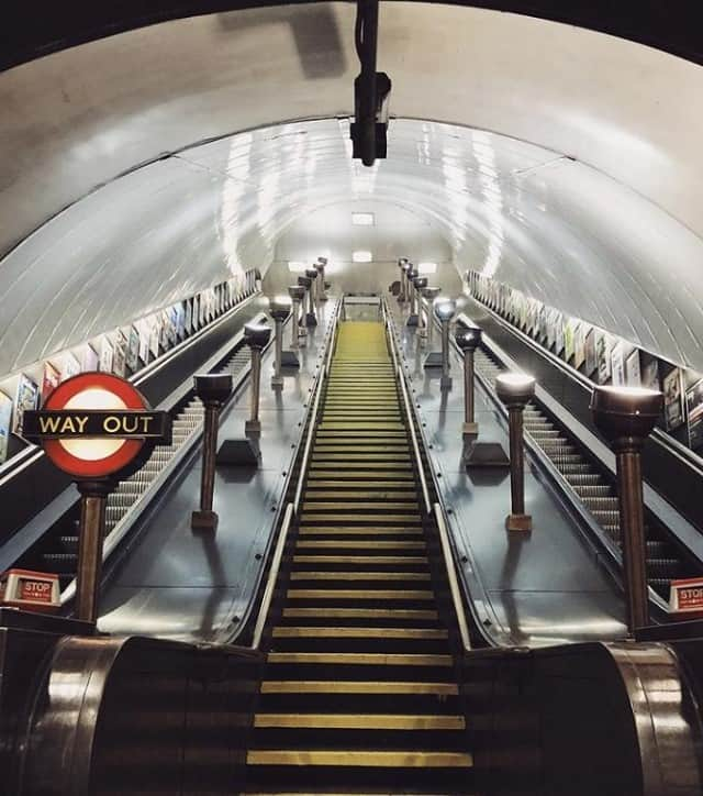 ベンシャーマンのインスタグラム：「@MrLondon with a #LondonUnderground tube station, can you name which station this is?」