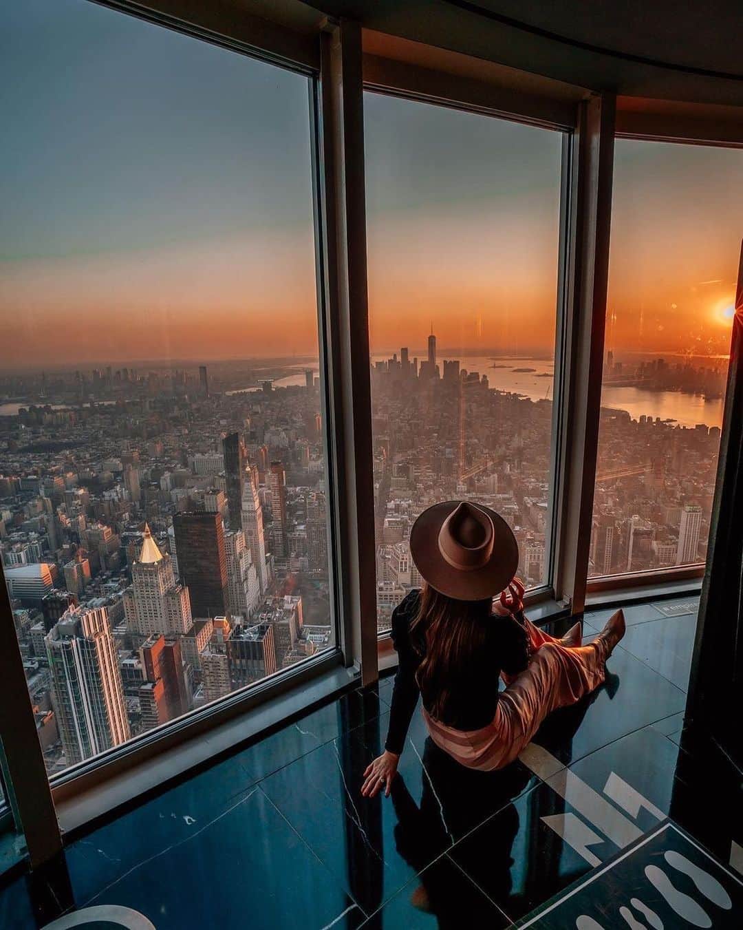 のインスタグラム：「If you’re seeing this, this is your sign to visit NYC ✨  ⠀⠀⠀⠀⠀⠀⠀⠀⠀   📷: @khemric #EmpireStateBuilding」