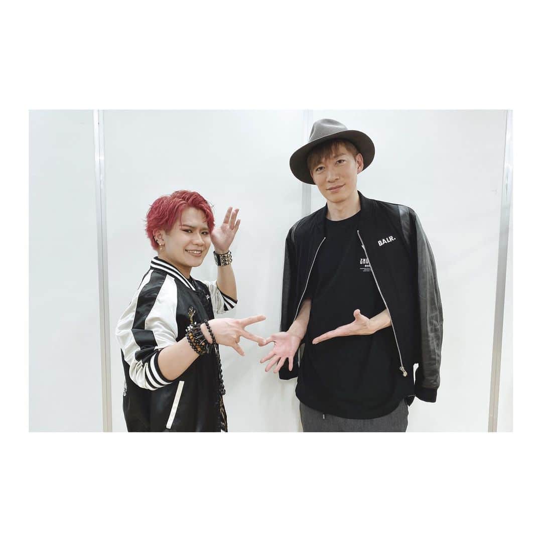 DJ U-ICHIのインスタグラム：「先日の #ヒプマイ2ndバトルライブ  ナゴヤ vs シンジュク  葉山くんと📸 いや、空劫と！！  普段は、ほんと可愛い&優しい葉山くんだけど、ほんとスイッチが入った彼のパフォーマンスには凄いです。  5th Live@abema の時にも思ったのですが、今回も更にパワーアップしたパフォーマンスが見れて一緒にライブ出来て楽しかったです。  後は、やっぱり名古屋の音楽シーンというところで考えると、これからも色々気になっちゃいますよね。 僕の近しいアーティストのみなさんが、楽曲提供してると微笑ましく思います。  今後も楽しみにしてます。 一緒に写真撮りましょう！って言ってくれてありがと👍  #ヒプマイ2ndバトルライブ  #ヒプノシスマイク #hypnosismic  #ヒプマイ #名古屋 #ナゴヤ #badasstemple  #葉山翔太  #波羅夷空却  #空劫 #dj #djlife #balr」