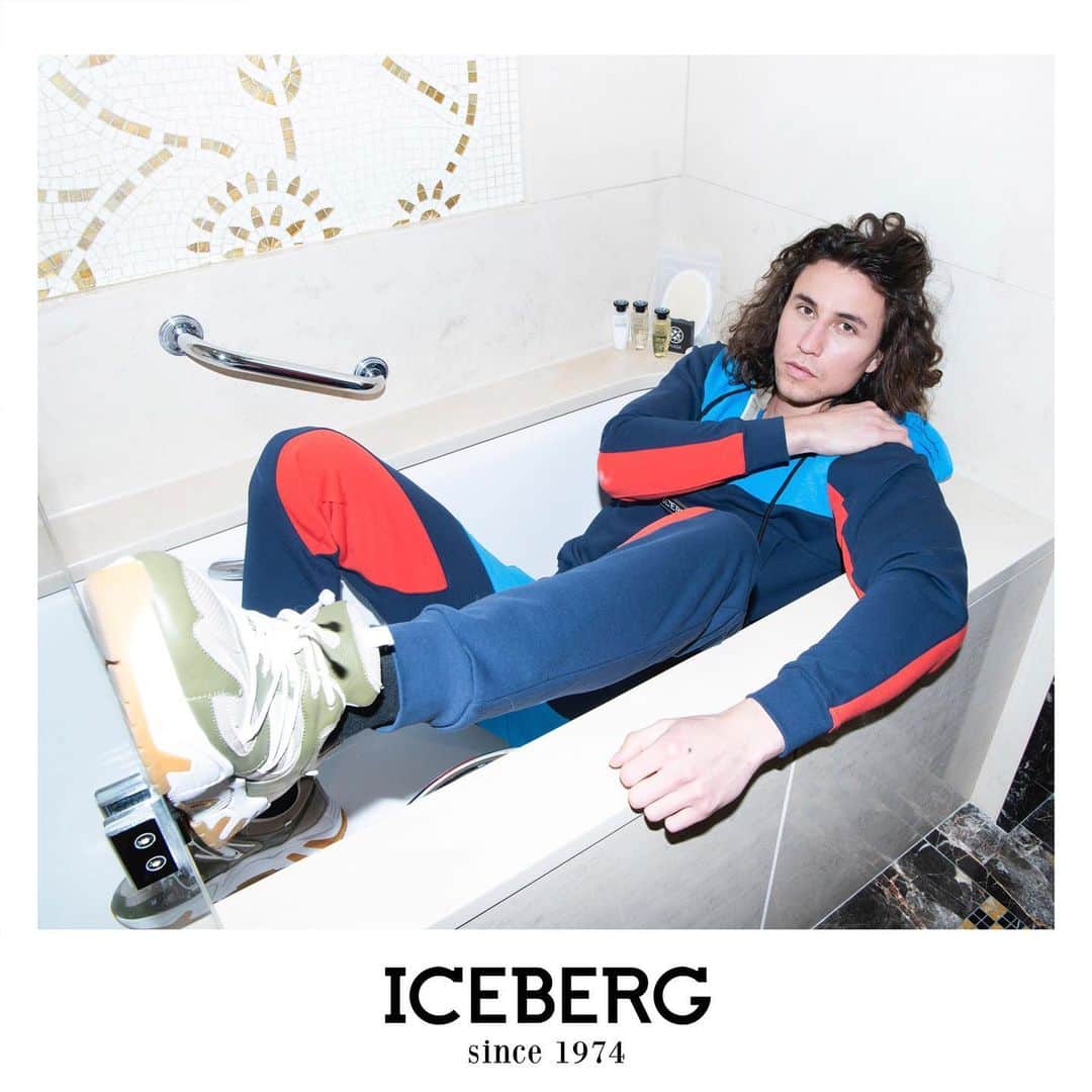 アイスバーグのインスタグラム：「Tips and resources for having fun indoors when stuck at home, we picked up the bathtub @justin_alexandre_ pic by @frederic.monceau  #Iceberg1974 #sportwear #SS21」