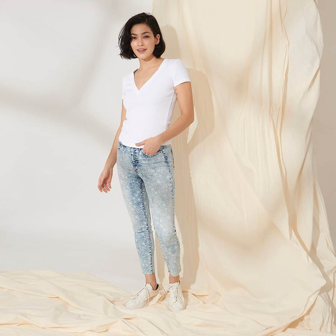 エラモスのインスタグラム：「White tees and floral printed jeans. . . . #ellamoss #ellamossjeans #musthave #springstyle #shopnow #denimdays」