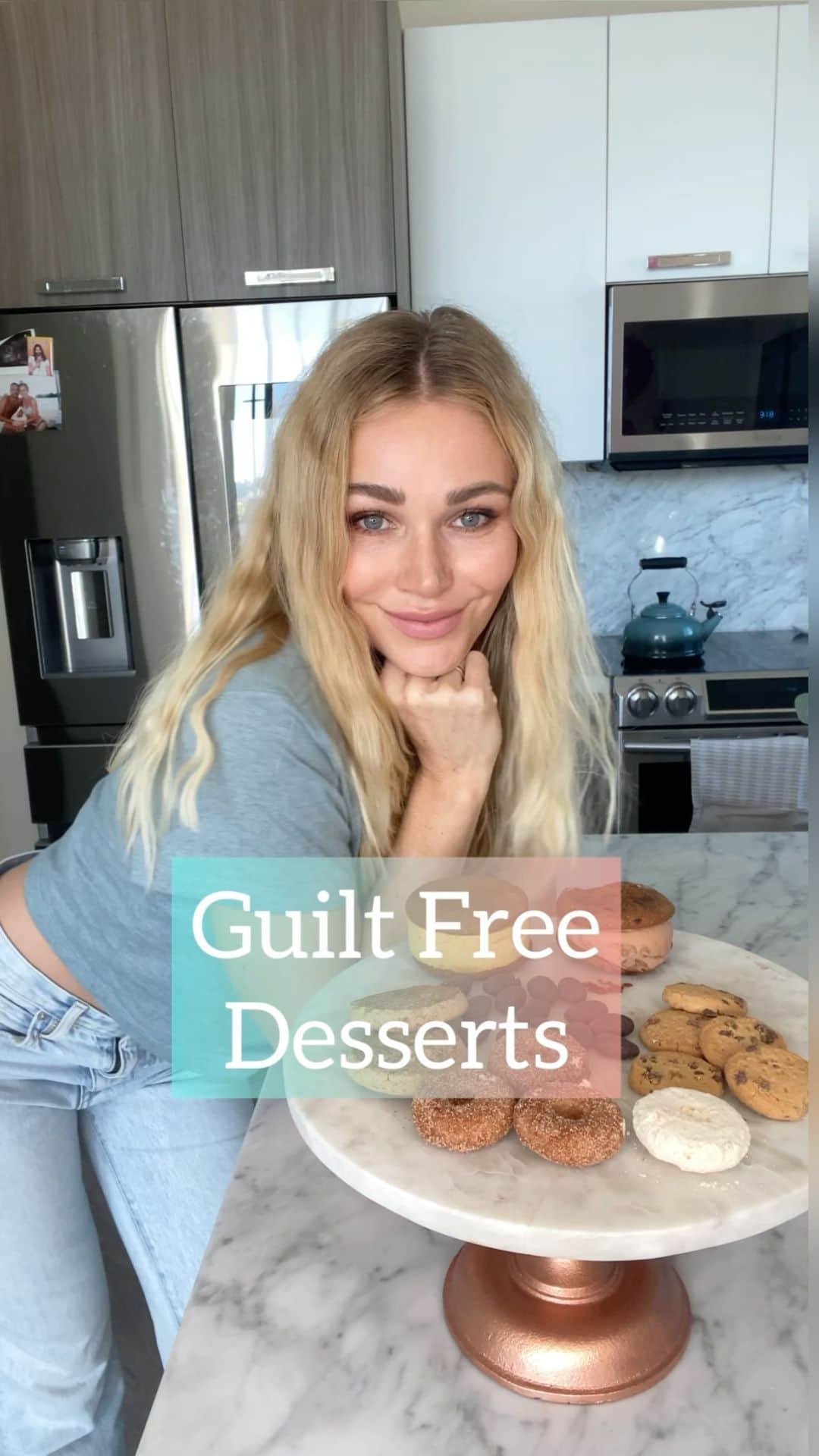 アリッサ・ジュリア・スミスのインスタグラム：「• Guilt Free Desserts •🍫🍩🍪🍨 I’m serious about my sweets!! So I rounded up my favorites for you- No weirdo ingredients in these babies.   @smartsweets (nearly sugar free) @lilys_sweets (nearly sugar free)  @simplemills (grain free & low sugar)  @eatglonuts (keto) @greengirlbakeshop (plant based)  @coconutgirlbrands (paleo)   Top: @goodlife_clothing  Jeans: @slvrlake.denim」
