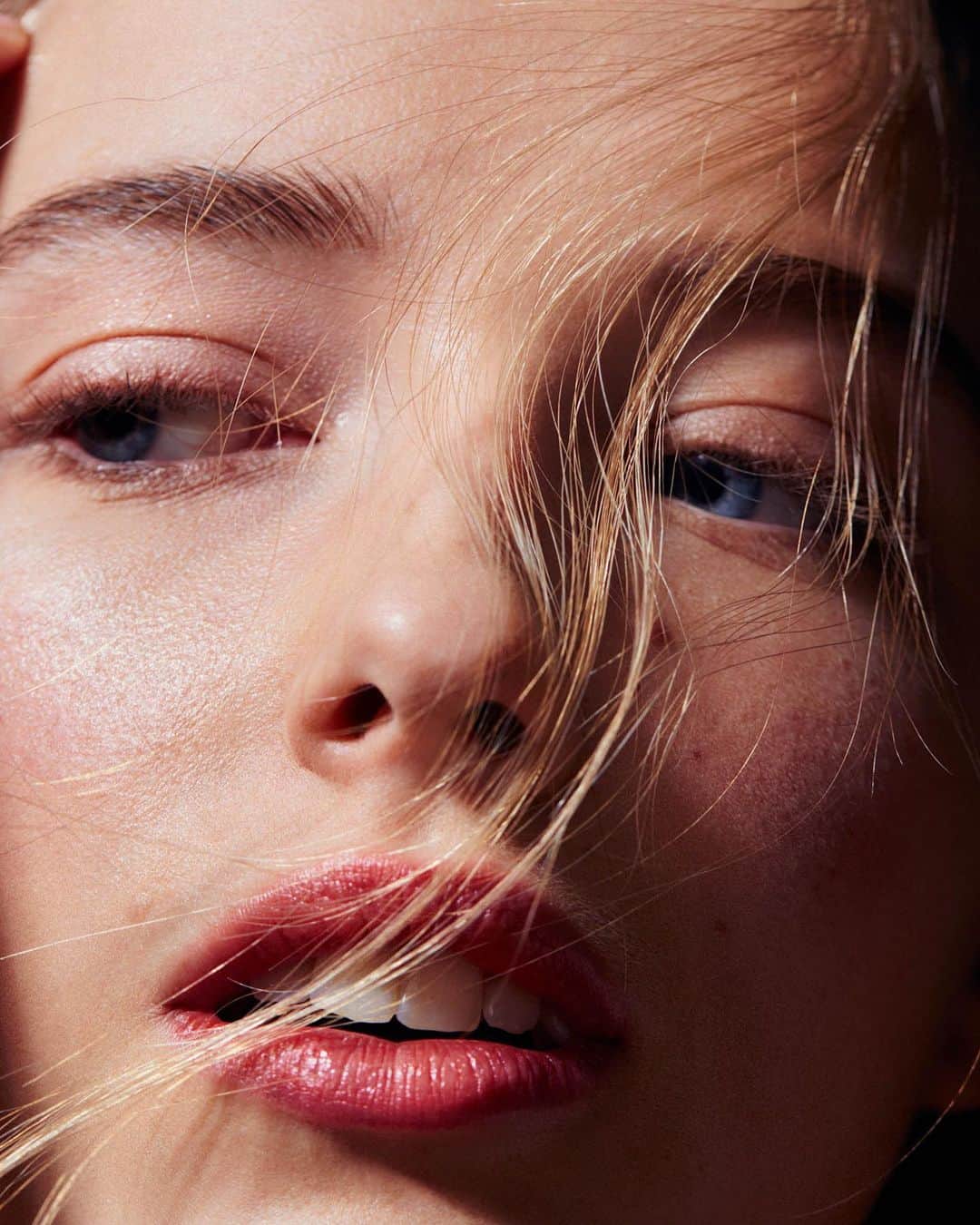 Dior Makeupのインスタグラム：「@louise_galan is wearing the Rouge Dior 525 Chérie in a Metallic finish for this shot taken by @betinadutoit_ for @bazaaruk. Makeup by @peterphilipsmakeup Styling by @taniaratpatron Hair by @josephpujalte Manicure by @elsadeslandes • DIOR FOREVER 0N & 2W DIOR FOREVER SKIN CORRECT 1N DIORSHOW BROW STYLER 001 Universal Brown DIORSHOW KHOL 529 Beige Khol 5 COULEURS COUTURE 539 Grand Bal ROUGE DIOR 525 CHÉRIE • #diormakeup #diorforever #diorshow #rougedior」