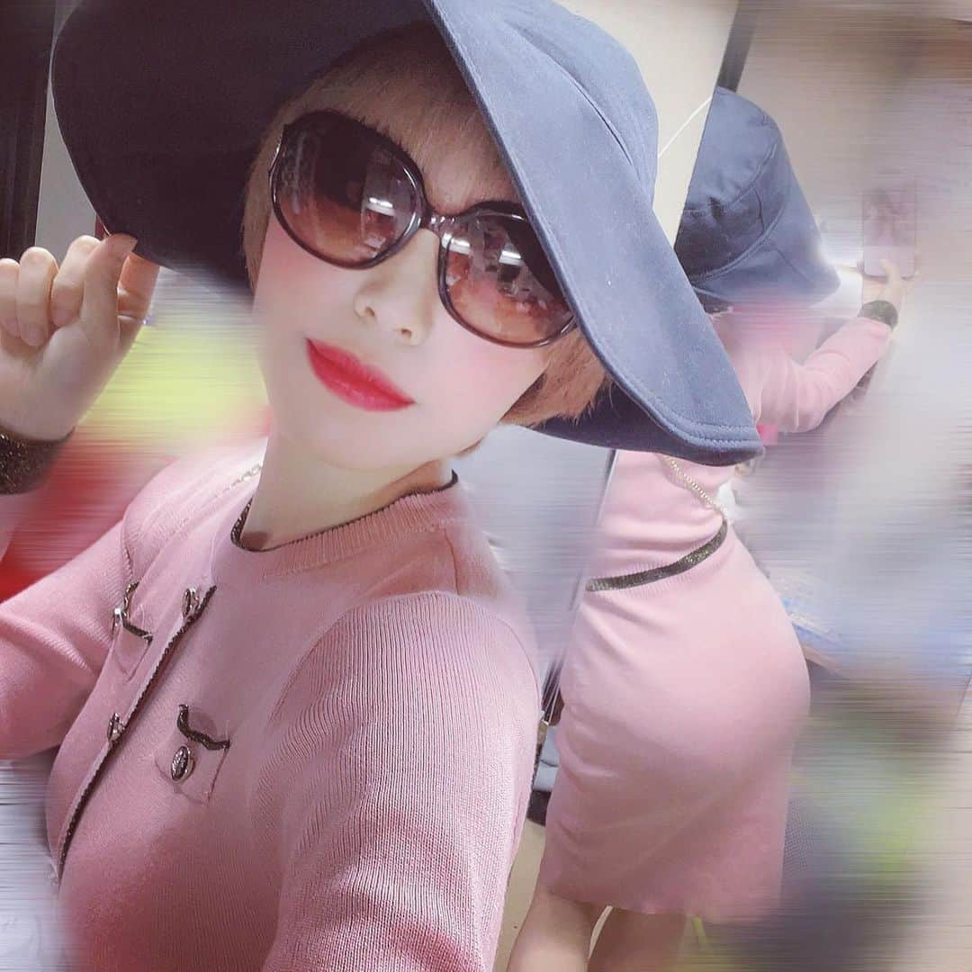 藤川菜緒さんのインスタグラム写真 - (藤川菜緒Instagram)「🕶👜👠👒  #セレブ　#もんだいガール　#オマージュ　#誹謗中傷　#クソリプ　#撲滅委員会　#ロック座　#踊り子　#新宿ニューアート　#SNA #ステージ　#衣装」2月20日 1時03分 - nao_fujikawa02