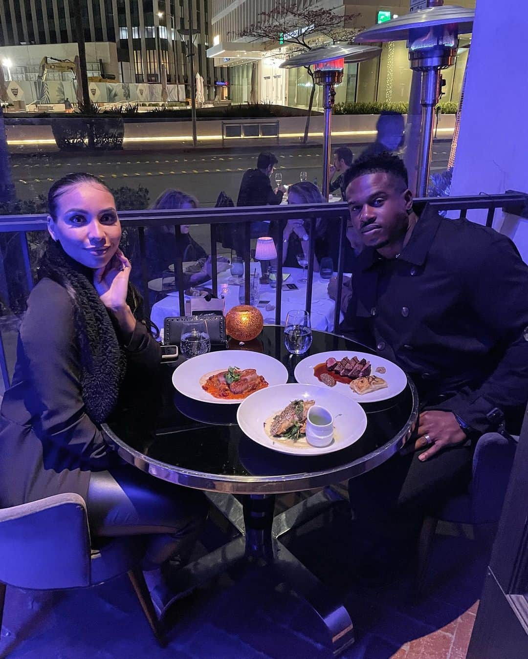 Simeon Pandaさんのインスタグラム写真 - (Simeon PandaInstagram)「Had a great evening with @chanelcocobrown last night, who knew Thursdays were popping, restaurant was at capacity. Question, does anyone else’s dog jump in photos and pose? 😅 9 times out of 10, if you see @mrcodybear in a photo with us, he joined and posed on his own volition lol.  #simeonpanda #chanelcocobrown #chanelpanda #spago」2月20日 1時08分 - simeonpanda