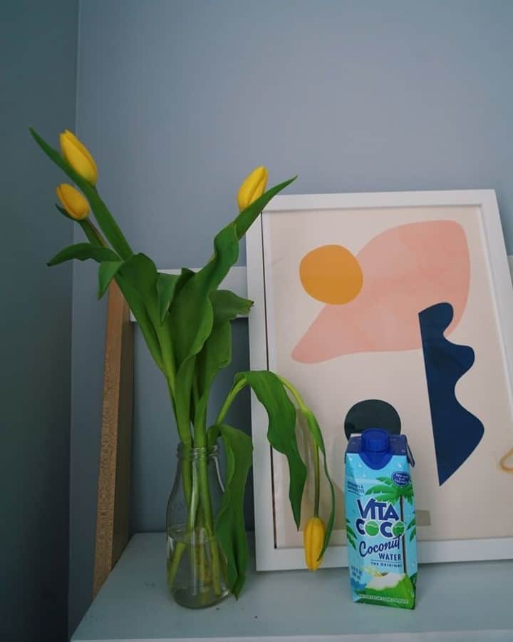 Vita Coco Coconut Waterのインスタグラム：「Made it to Friday! On a scale of the super droopy flower to 10, how do you feel?」